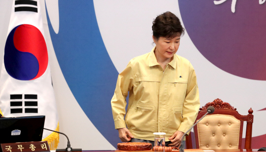 박근혜 대통령이 22일 청와대에서 열린 을지 국무회의에 참석해 자리에 앉고 있다. /연합뉴스