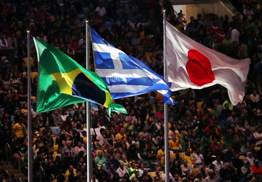 21일 오후(현지시간) 브라질 리우데자네이루 마라카낭 주경기장에서 열린 2016 리우올림픽 폐막식에 다음 개최지인 2020년 일본의 국기가 게양되어 있다. /리우데자네이루=올림픽사진공동취재단