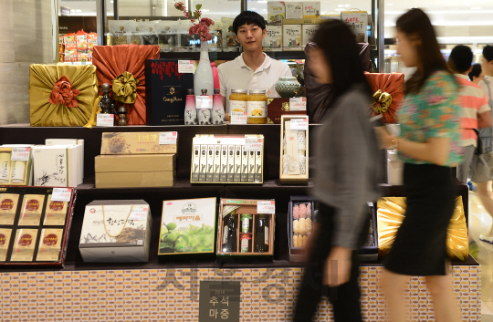 민족 최대의 명절인 추석을 앞두고 선물 판매가 시작된 22일 오전 서울 롯데백화점 본점에서 고객들이 추석 선물 세트 제품들을 살펴보고 있다./송은석기자