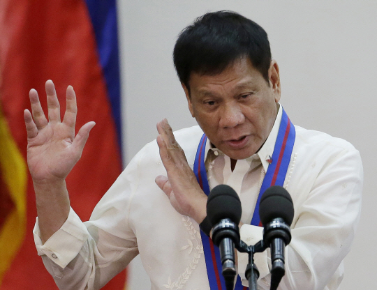 최근 두테르테 필리핀 대통령이 기자회견에서 마약범 척결에 이어 공직자 물갈이에 나서겠다고 밝혔다./출처=연합뉴스