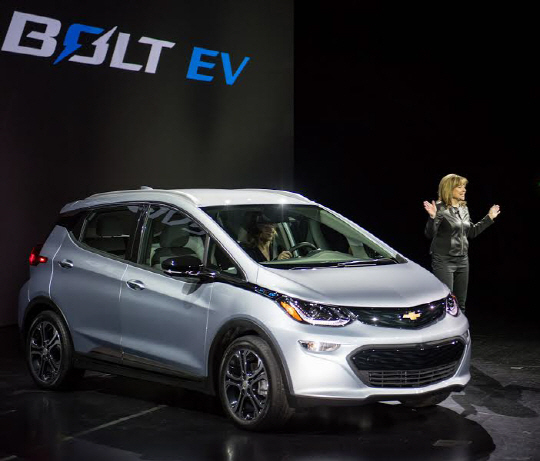 올해 초 미국 라스베이거스에서 열린 CES 2016에서 메리 바라 GM 최고경영자(CEO)가 전기차 볼트에 대해 소개하고 있다./사진제공=한국GM