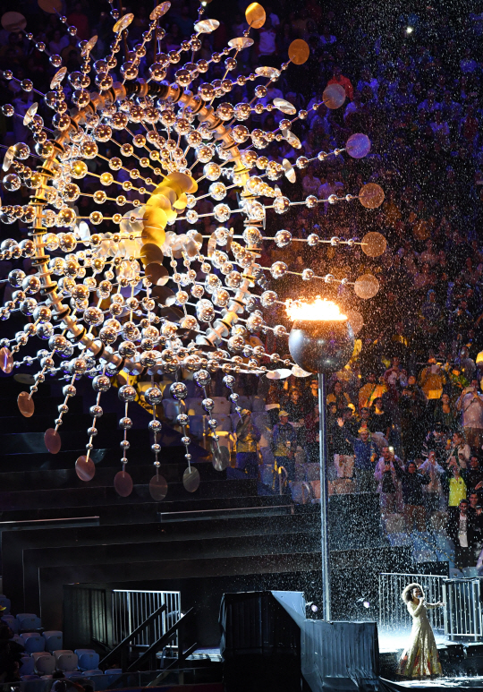 21일 오후(현지시간) 브라질 리우데자네이루 마라카낭 주경기장에서 열린 2016 리우올림픽 폐막식에서 성화가 마지막 불꽃을 태우고 있다. /리우데자네이루=올림픽사진공동취재단