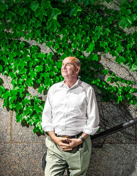 몬산토 회장 겸 CEO 휴 그랜트가 회사의 미래를 고민하고 있다(사진은 세인트 루이스의 몬산토 본사 건물 밖에서 촬영됐다).