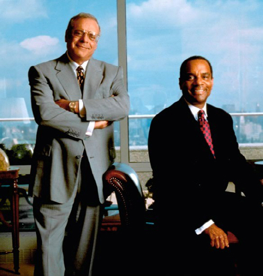 승계 스토리: 1998년 셔놀트 사장이 하비 골럽 아멕스 최고경영자와 함께 포즈를 취하고 있다; 셔놀트는 2001년 골롭으로부터 CEO 자리를 넘겨 받았다.