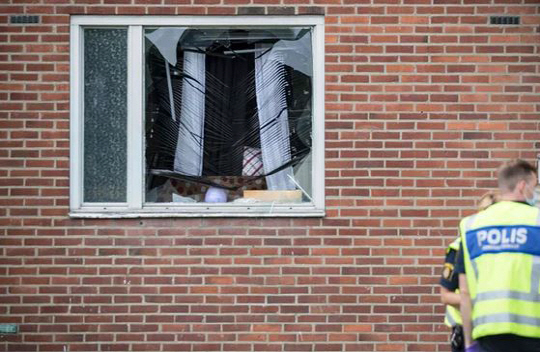 22일(현지시간) 스웨덴 예테보리의 한 아파트에 신원이 확인되지 않은 사람이 수류탄을 던져 창문이 부서졌다. 이 폭발로 8세 어린이가 사망했다. /예테보리=AFP연합뉴스