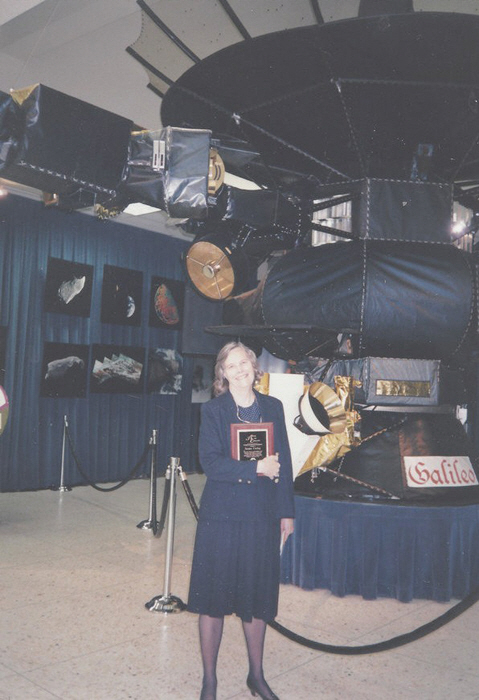 수잔 핀리는 1996년 목성탐사선 갈릴레오호의 임무에 기여한 공로로 상을 받았다.