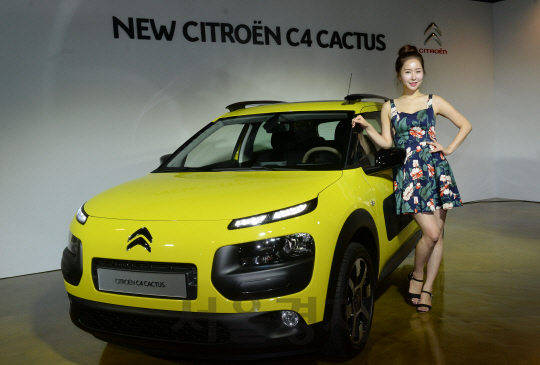 한불모터스 모델이 23일 서울 강남구 인터와이어드 스튜디오에서 ‘시트로엥 C4 칵투스’를 선보이고 있다. /권욱기자
