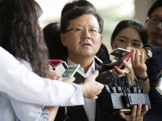 윤갑근 특별수사팀장 “우병우 이석수 의혹 법과 원칙에 따라 엄정하게 처리할 것”