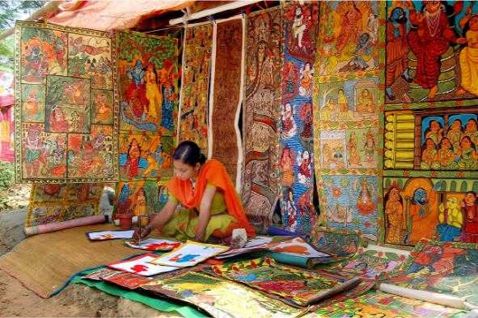 인도 서뱅갈주 메디리푸르 지역에서는 마을의 전통 스토리텔링을 활용해 두루마리 그림을 만들고 이를 전시해 관광객 등에게 판매하는 방식으로 무형 문화유산을 계승하고 있다. /사진제공=문화재청