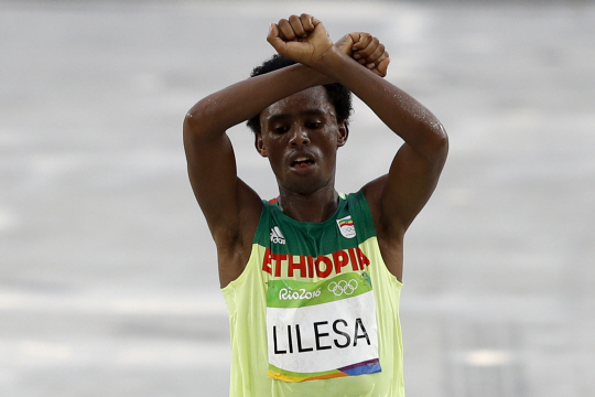 2016 리우올림픽 마라톤에서 ‘반정부 세리머니’를 펼쳐 화제가 된 에티오피아의 페이사 릴레사(26)가 에티오피아로 귀국하지 않은 것으로 알려졌다. /연합뉴스