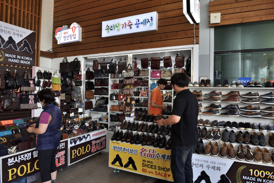 고속도로 이용객들이 ‘속리산 가죽 공예점’을 찾아 제품을 살펴보고 있다. 사진제공=속리산휴게소