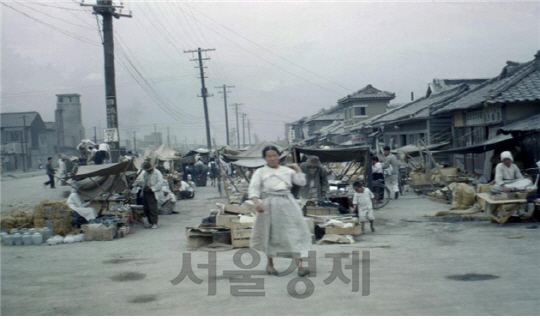 1952년 피란수도 부산의 진시장 거리 모습. /사진제공=부경근대사료연구소