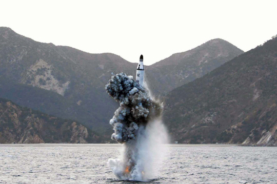 북한이 24일 오전 동해에서 잠수함발사탄도미사일(SLBM) 1발을 기습적으로 발사했다. 사진은 지난 4월 북한이 전략잠수함에서 탄도탄 수중시험 발사라며 보도한 장면.  /연합뉴스 자료사진