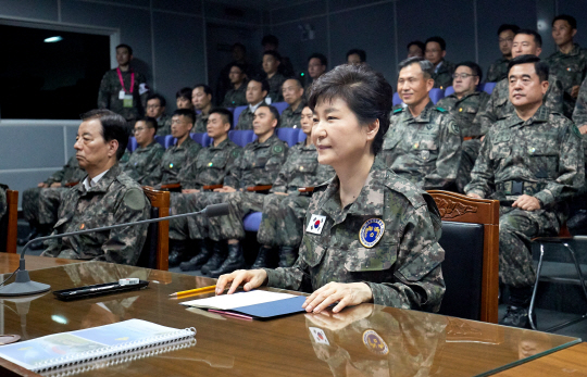 박근혜 대통령은 24일 오후 UFG 연습을 하는 중부전선 전방 군단을 방문해 군사대비태세를 점검하고 있다.  /청와대 제공