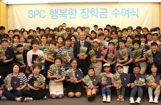 지난 23일 서울 동작구 신대방동 SPC미래창조원에서 열린 ‘제10회 SPC 행복한 장학금 수여식’에서 조상호(둘째줄 가운데) SPC그룹 총괄사장과 아르바이트 대학생들이 활짝 웃고 있다. SPC는 이날 아르바이트 대학생 100명에게 총 1억7,000만원의 장학금을 전달했다. /사진제공=SPC