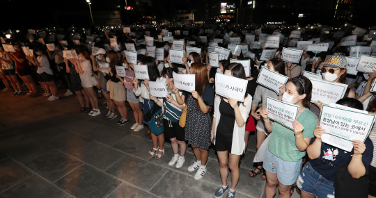 이화여대 학생들이 지난 10일 오후 본교 ECC 광장에서 최경희 총장의 사퇴를 촉구하는 집회를 하고 있다. /연합뉴스