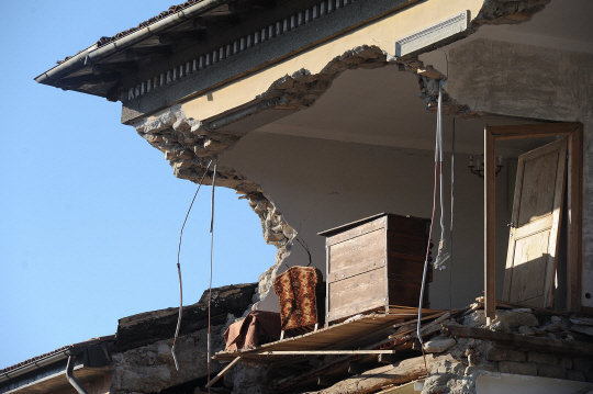 24일(현지시간) 지진으로 부서진 이탈리아 아마트리체의 한 집 /사진=AFP연합뉴스