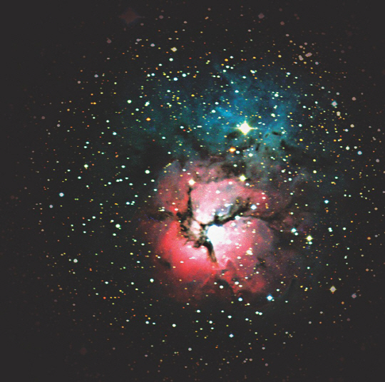 허그가 촬영한 ‘삼렬성운(Trifid Nebula)’의 모습. 궁수자리에 위치한 이 성운은 지구로부터 5,200광년 떨어져 있다.