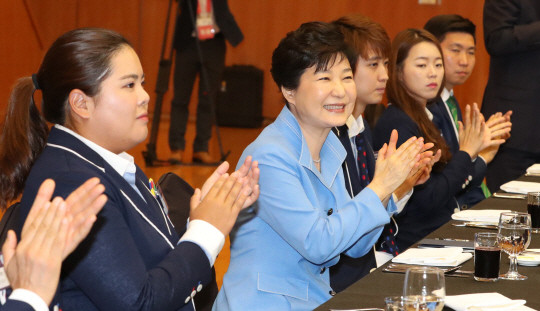박근혜 대통령이 25일 청와대에서 열린 2016 리우 올핌픽 선수단과의 오찬에서 박인비(왼쪽) 등 참석자들과 함께 박수치고 있다. /연합뉴스