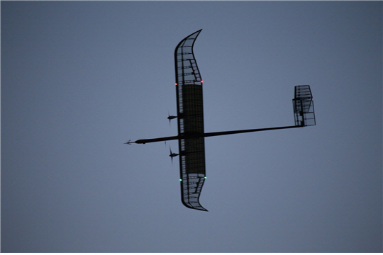 항우연이 개발한 고고도 태양광 드론 ‘EAV-3’의 비행 모습/사진제공=항우연