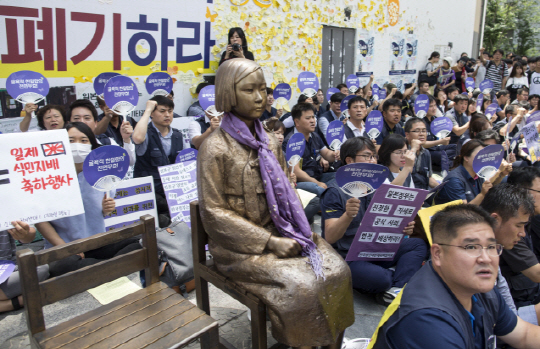 정부가 위안부 피해자 중 생존자에게 1억 원, 사망자에게 2천만 원 규모의 현금을 지급하기로 결정했다 /연합뉴스