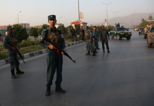 아프가니스탄 수도 카불에서 25일(현지시간) 경찰들이 경계를 서고 있다. 전날 발생한 아메리칸대학 총격 사건으로 인해 카불 시내 보안이 한층 강화됐다.   /카불=신화연합뉴스