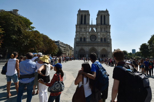 늦여름 더위에 시달리는 파리 관광객들/AFP연합뉴스