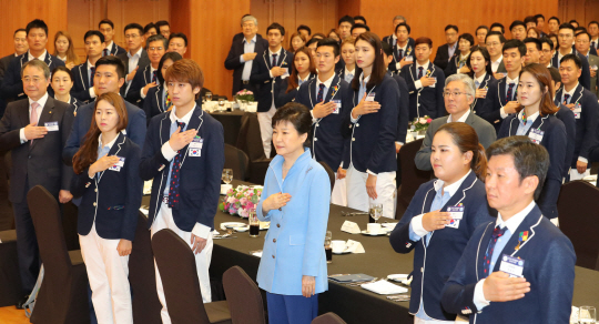 박근혜 대통령이 25일 리우올림픽 선수단을 청와대로 초청해 오찬을 열고 올림픽에서 선전한 선수단을 격려했다. /연합뉴스