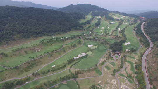 국방부는 제3 부지 선정과 관련 경북 성주군과 협의중이라고 밝혔다. 사진은 유력한 후보지로 꼽히는 성주 골프장/연합뉴스