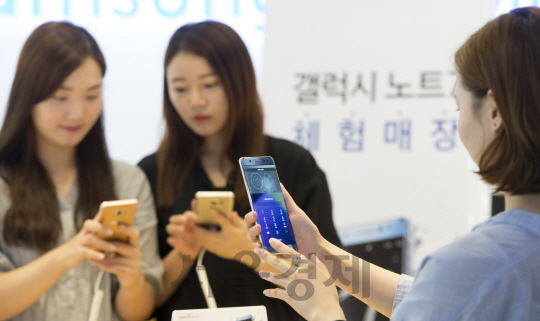 지난 4일 서울 태평로 삼성본관 삼성전자 매장에서 시민들이 갤럭시노트7의 홍채인식 기능을 체험하고 있다./권욱기자