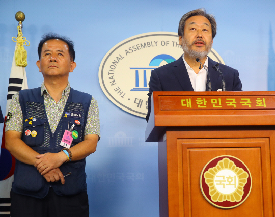 김무성(오른쪽) 새누리당 전 대표가 26일 오전 국회에서 콜트악기 노조와 관련한 발언 사과 회견을 하고 있다. /연합뉴스