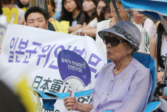 위안부 피해자인 김복동(90) 할머니가 “할머니들 대부분이 배상금 합의에 찬성한다”는 김태현 화해·치유재단 이사장의 주장에 울분을 토했다. 사진은 지난 24일 서울 종로구 주한일본대사관 앞에서 열린 일본군 위안부 문제 해결을 위한 정기 수요 집회에 참석한 김복동 할머니의 모습. / 연합뉴스