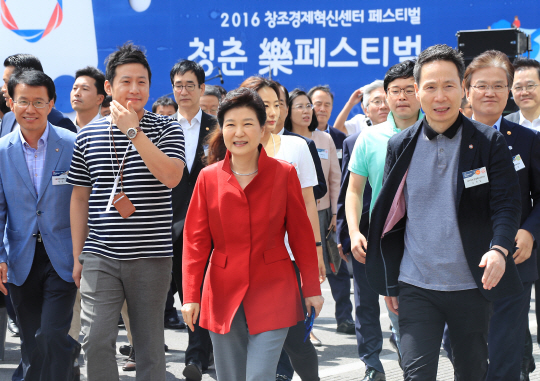 박근혜 대통령이 26일 오전 서울 성동구 한양대 올림픽체육관에서 열린 ‘2016 창조경제혁신센터 페스티벌’ 개막식 행사를 마친 뒤 전시부스로 이동하고 있다.  /연합뉴스