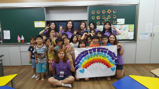 성신여대 돌봄교실 봉사단 녹원팀이 강북구 수송초등학교 학생들과 수업 종료 후 기념촬영을 하고 있다.