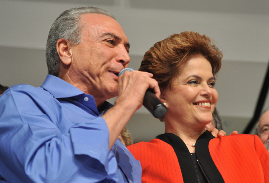 브라질의 미셰우 데메르(왼쪽) 대통령 권한대행과 지우마 호세프 대통령. /출처=아젠시아브라질