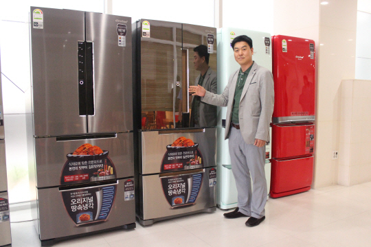 박은광 대유위니아 상품기획팀장이 대유위니아 2017년형 김치냉장고 딤채 신제품을 소개하고 있다. /사진제공=대유위니아