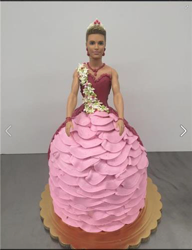 ‘트렌스젠더 인형 케이크’ 논란이 일고 있는 제과점 주인 말렌 괴첼라의 SNS에 올라와있는 케이크 홍보 사진./출처=말렌 괴첼라 페이스북 캡처