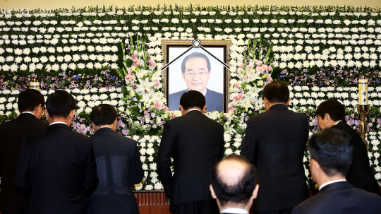 신동빈 롯데그룹 회장이 27일 오전 서울 송파구 풍납동 서울아산병원 장례식장에 마련된 고 이인원 롯데그룹 정책본부장(부회장)의 빈소에서 조문하고 있다. /연합뉴스