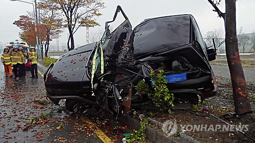 40mm가 넘는 폭우가 내린 부산 지역에서 각종 빗길 교통사고가 발생했다./연합뉴스