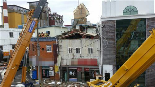 경남 진주의 3층짜리 건물 지붕이 무너져 3명이 매몰돼 소방당국이 구조 중에 있다./연합뉴스