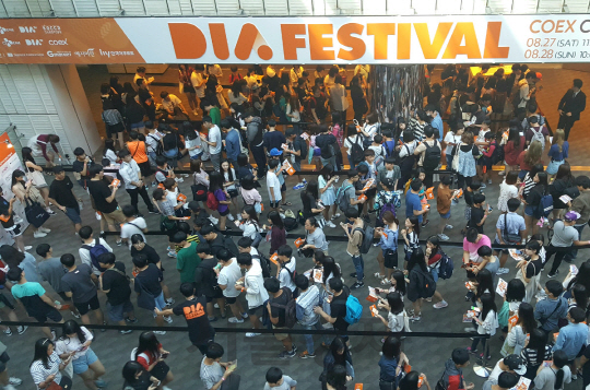 CJ E&M의 1인 방송(MCN) 전문 채널인 ‘다이아 티비(DIA TV)’가 지난 27~28일 이틀 동안 서울 강남구 코엑스에서 개최한 ‘제1회 다이아 페스티벌’에서 관람객들이 입장을 위해 길게 줄서있다. /사진제공=CJ E&M