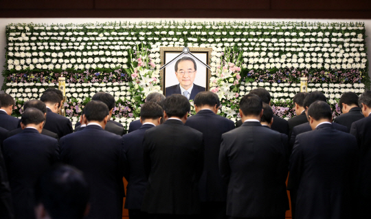 신동빈 롯데그룹 회장과 임직원들이 지난 27일 오전 서울아산병원 장례식장에 마련된 고 이인원 부회장의 빈소에 도착해 조문하고 있다. /사진공동취재단