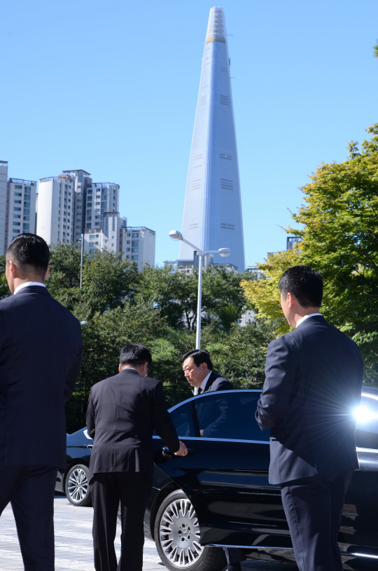 신동빈 롯데그룹 회장이 지난 27일 오전 고 이인원 부회장의 빈소가 마련된 서울아산병원 장례식장에 도착해 차량에서 내리고 있다. 신 회장의 뒷편에 완공을 앞둔 롯데월드타워가 보인다. /사진공동취재단