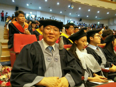 서울시립대 리마인드졸업식에 참가한 임헌식(왼쪽)씨.