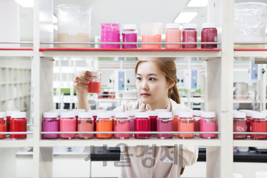 한국콜마 연구원이 연구실에서 색조 화장품 성분을 살펴보고 있다. /사진제공=한국콜마