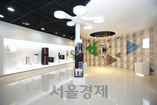 서울 서초구에 있는 청호나이스 홍보룸에 청호나이스가 제조·판매하는 제품들이 전시돼 있다. /사진제공=청호나이스