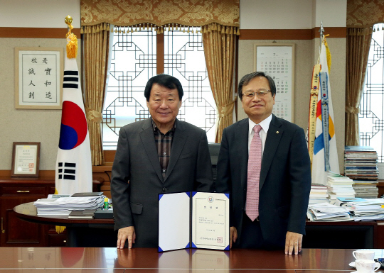 염홍철(사진 왼쪽) 전 대전시장이 송하영(〃오른쪽) 한밭대 총장으로부터 석좌교수 임용장을 받고 기념촬영을 하고 있다. 사진제공=한밭대