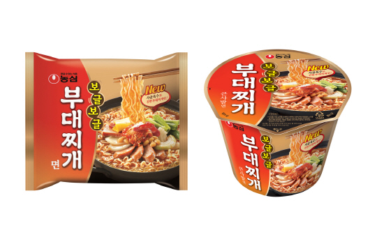 농심 ‘보글보글 부대찌개면’ 봉지면(왼쪽)과 사발면.