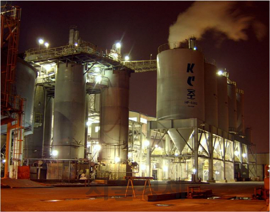 전남 영암군 대불산단에 있는 KC 공장에서 밤에도 환하게 불을 밝힌 채 수산화알루미늄 생산 라인이 가동되고 있다. /사진제공=KC