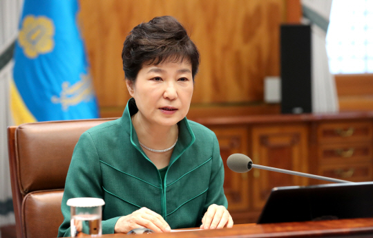 박근혜 대통령이 29일 청와대에서 열린 수석비서관회의에서 모두발언을 하고 있다. /연합뉴스